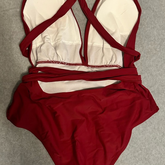 NWT CUPSHE One Piece Swimsuit Sexy Deep V Neck Crisscross Back red size L - Picture 2 of 4